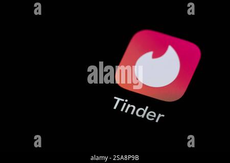 Die Applikation-App des Online-dating- und Networking dienstes Tinder ist auf dem Display eines iPhone zu sehen. Rottweil Baden-Württemberg Deutschland *** L'application du service de rencontres et de réseautage en ligne Tinder peut être vu sur l'écran d'un iPhone Rottweil Baden Württemberg Allemagne Banque D'Images