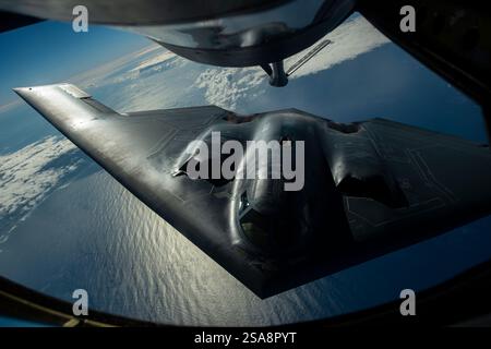 Un bombardier B-2 Spirit déployé à partir de la base aérienne Whiteman, Missouri, effectue un ravitaillement aérien près de la base conjointe Pearl Harbor-Hickam, Hawaï, pendant un an Banque D'Images