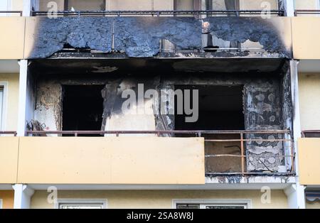 29 janvier 2025, Brandebourg, Francfort (Oder) : un appartement au deuxième étage d'un immeuble a brûlé. Trois personnes sont mortes dans un incendie dans un appartement à Francfort (Oder). Cela a été annoncé par les pompiers de la ville sur demande. Les services d’urgence ont été alertés tard mardi soir vers 22 heures. Plusieurs organes de presse avaient rapporté plus tôt. Comme l'a rapporté le 'Märkische Oderzeitung', les flammes tiraient déjà d'une fenêtre du balcon lorsque les services d'urgence sont arrivés. Pendant les travaux d'extinction, un certain nombre d'autres résidents de la maison ont été pris Banque D'Images