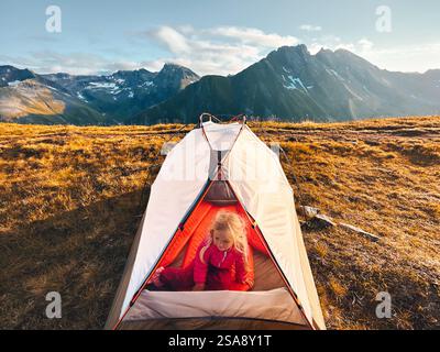 Enfant dans la tente équipement de camping escalade montagnes vacances actives en famille enfant fille voyage en plein air voyage aventure style de vie sain en Norvège Banque D'Images