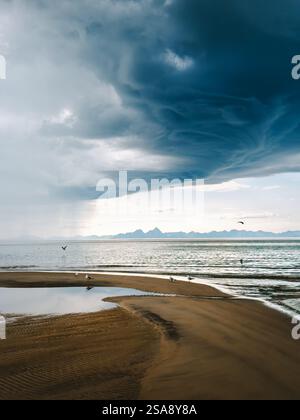 Nuages météorologiques orageux au-dessus de la plage de Bosanden et de la mer en Norvège, orage dramatique changement climatique Banque D'Images