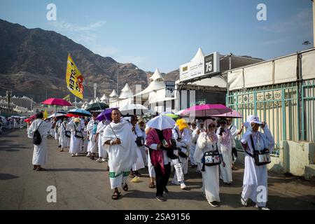 La Mecque, Arabie Saoudite - 16 juin 2024 : pèlerins du Hadj et de l'Oumrah d'Indonésie marchant près des tentes Mina, à la Mecque, Mekkah, Arabie Saoudite. Saison du Hajj. Banque D'Images