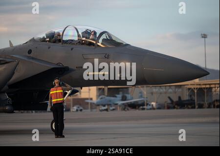 Un aviateur de l'US Air Force affecté à la 366th Fighter Wing, Mountain Home Air Force base (AFB), Idaho, salue l'équipage d'un F-15E Strike Eagle après Banque D'Images