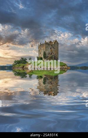La pittoresque tour écossaise traditionnelle historique abrite Castle Stalker sur son île rocheuse dans un loch Linnhe, Argyl Écosse Banque D'Images