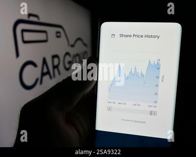 Allemagne. 30 octobre 2024. Dans cette illustration photo, une personne tient un smartphone avec le site Web de la société australienne CAR Group Limited sur l'écran devant le logo. (Crédit image : © timon Schneider/SOPA images via ZUMA Press Wire) USAGE ÉDITORIAL SEULEMENT ! Non destiné à UN USAGE commercial ! Banque D'Images
