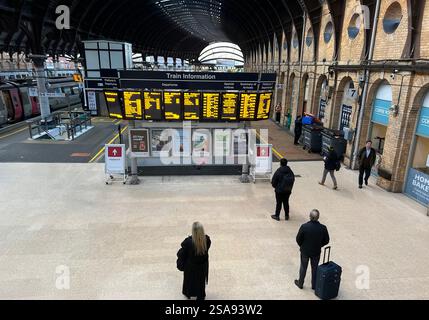UK Railway Network - passagers attendant un train LNER à la gare de York, dans le nord de l'Angleterre, au Royaume-Uni Banque D'Images