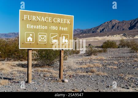 Panneau routier avec élévation 190 pieds sous le niveau de la mer, Furnace Creek, parc national de la Vallée de la mort, Californie, États-Unis Banque D'Images