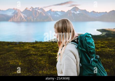 Femme voyageuse avec sac à dos randonnée seul en Norvège, voyage mode de vie sain vacances actives randonneur en plein air fille trekking dans les montagnes scandinaves f Banque D'Images