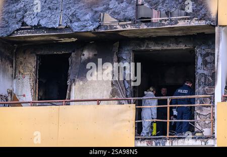 29 janvier 2025, Brandebourg, Francfort (Oder) : des enquêteurs du département des enquêtes criminelles se tiennent dans un appartement incendié dans un immeuble. Trois personnes sont mortes dans un incendie dans un appartement à Francfort (Oder). Cela a été annoncé par les pompiers de la ville sur demande. Les services d’urgence ont été alertés tard mardi soir vers 22 heures. Plusieurs organes de presse avaient rapporté plus tôt. Comme l'a rapporté le 'Märkische Oderzeitung', les flammes tiraient déjà d'une fenêtre du balcon lorsque les services d'urgence sont arrivés. Pendant le travail d'extinction, un certain nombre d'autres réf Banque D'Images