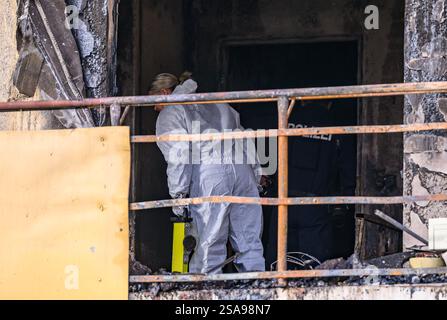 29 janvier 2025, Brandebourg, Francfort (Oder) : des enquêteurs du département des enquêtes criminelles se tiennent dans un appartement incendié dans un immeuble. Trois personnes sont mortes dans un incendie dans un appartement à Francfort (Oder). Cela a été annoncé par les pompiers de la ville sur demande. Les services d’urgence ont été alertés tard mardi soir vers 22 heures. Plusieurs organes de presse avaient rapporté plus tôt. Comme l'a rapporté le 'Märkische Oderzeitung', les flammes tiraient déjà d'une fenêtre du balcon lorsque les services d'urgence sont arrivés. Pendant le travail d'extinction, un certain nombre d'autres réf Banque D'Images