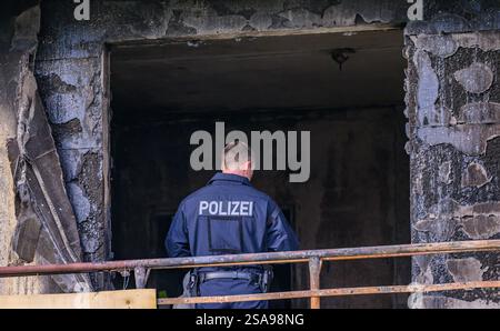 29 janvier 2025, Brandebourg, Francfort (Oder) : un enquêteur du département des enquêtes criminelles se trouve dans un appartement incendié dans un immeuble. Trois personnes sont mortes dans un incendie dans un appartement à Francfort (Oder). Cela a été annoncé par les pompiers de la ville sur demande. Les services d’urgence ont été alertés tard mardi soir vers 22 heures. Plusieurs organes de presse avaient rapporté plus tôt. Comme l'a rapporté le 'Märkische Oderzeitung', les flammes tiraient déjà d'une fenêtre du balcon lorsque les services d'urgence sont arrivés. Pendant le travail d'extinction, un certain nombre d'autres Banque D'Images