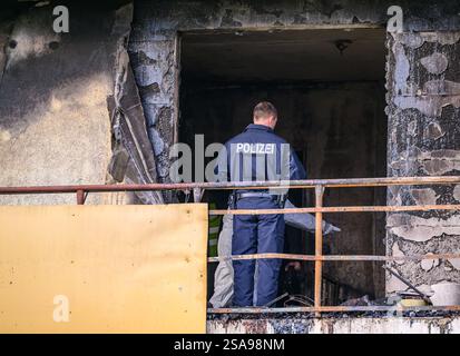29 janvier 2025, Brandebourg, Francfort (Oder) : des enquêteurs du département des enquêtes criminelles se tiennent dans un appartement incendié dans un immeuble. Trois personnes sont mortes dans un incendie dans un appartement à Francfort (Oder). Cela a été annoncé par les pompiers de la ville sur demande. Les services d’urgence ont été alertés tard mardi soir vers 22 heures. Plusieurs organes de presse avaient rapporté plus tôt. Comme l'a rapporté le 'Märkische Oderzeitung', les flammes tiraient déjà d'une fenêtre du balcon lorsque les services d'urgence sont arrivés. Pendant le travail d'extinction, un certain nombre d'autres réf Banque D'Images