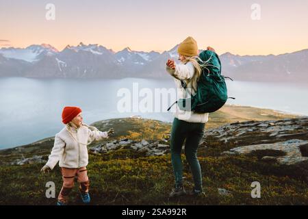 Mère et fille enfant randonnée ensemble en Norvège, famille s'amusant dans les montagnes voyage en plein air vacances actives parent et enfant fille appréciant leur Banque D'Images