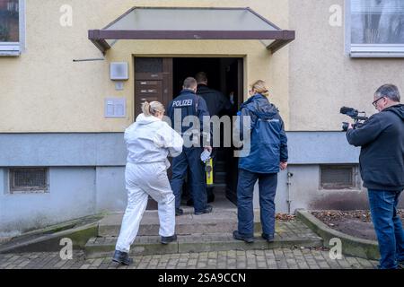 29 janvier 2025, Brandebourg, Francfort (Oder) : des enquêteurs du département des enquêtes criminelles pénètrent dans un immeuble. Trois personnes sont mortes dans un incendie dans un appartement à Francfort (Oder). Cela a été annoncé par les pompiers de la ville sur demande. Les services d’urgence ont été alertés tard mardi soir vers 22 heures. Plusieurs organes de presse avaient rapporté plus tôt. Comme l'a rapporté le 'Märkische Oderzeitung', les flammes tiraient déjà d'une fenêtre du balcon lorsque les services d'urgence sont arrivés. Pendant les travaux d'extinction, un certain nombre d'autres résidents de la maison étaient Banque D'Images