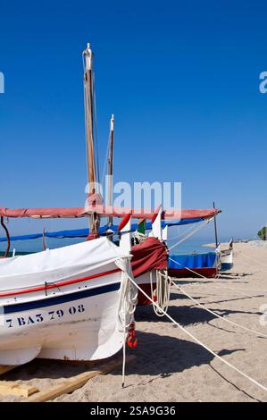 Bateaux de pêche sur la plage de bateaux à Sant Pol de Mar, Playa de las Barcas, Côte du Maresme, Barcelone, Espagne Banque D'Images