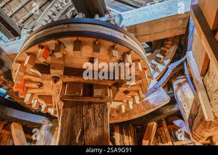 12 mars 2022 - Emmercompascuum, pays-Bas : une vue à l'intérieur du sommet du moulin à vent Grenszicht, avec des engrenages en bois, des poutres et un toit en métal. Banque D'Images