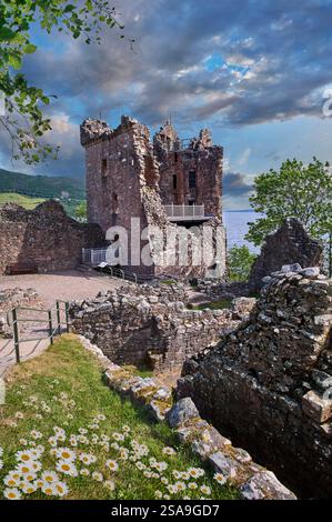 Ruines pittoresques des ruines du château d'Urquhart du XIIIe siècle, Loch Ness, Écosse. Le château, situé sur un promontoire surplombant le Loch Ness, Banque D'Images