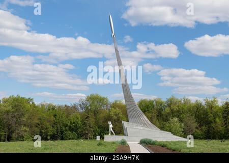 RÉGION DE SARATOV, RUSSIE - 04 MAI 2024 : monument sur le site d'atterrissage du premier cosmonaute Youri Gagarine par un jour ensoleillé de mai. Parc des conquérants de l'espace Banque D'Images