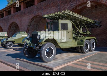 NIJNI NOVGOROD, RUSSIE - 04 SEPTEMBRE 2024 : le BM-13 Katyusha est un véhicule soviétique de combat d'artillerie. L'exposition de l'équipement militaire de Banque D'Images