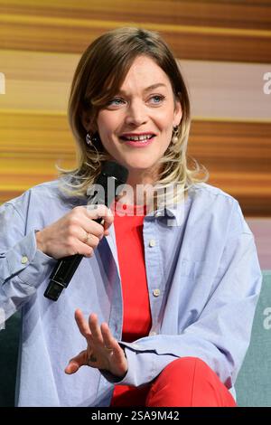 Lyon, France. 26 janvier 2025. Margot Lecarpentier prend la parole pendant la conférence. La conférence au Sirha Lyon faisait partie d'une grande exposition sur l'hôtellerie et la restauration, avec des conférences de l'industrie, des concours comme le Bocuse d'Or, et des vitrines de l'innovation culinaire et de la durabilité. (Photo de Romain Doucelin/SOPA images/SIPA USA) crédit : SIPA USA/Alamy Live News Banque D'Images