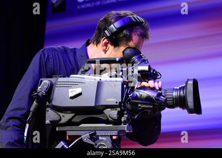 Lyon, France. 26 janvier 2025. Cameraman participe à la conférence. La conférence au Sirha Lyon faisait partie d'une grande exposition sur l'hôtellerie et la restauration, avec des conférences de l'industrie, des concours comme le Bocuse d'Or, et des vitrines de l'innovation culinaire et de la durabilité. (Photo de Romain Doucelin/SOPA images/SIPA USA) crédit : SIPA USA/Alamy Live News Banque D'Images
