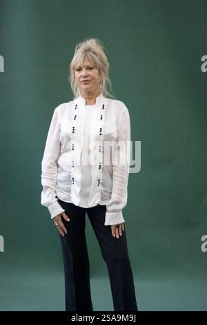 Ancienne mannequin des années 1960 et ancienne épouse de George Harrison et Eric Clapton, Pattie Boyd, photographiée au Festival international du livre d'Édimbourg où elle a parlé de son autobiographie acclamée. Le Festival du livre était le plus grand événement littéraire au monde et présentait des écrivains du monde entier. L'événement de 2007 a rassemblé environ 550 écrivains et s'est déroulé du 11-27 au 30 août. Banque D'Images