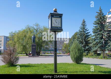 ARZAMAS, RUSSIE - 05 SEPTEMBRE 2024 : L'horloge de la ville et le monument à V.I. Lénine sur la place de la paix un jour ensoleillé de septembre Banque D'Images