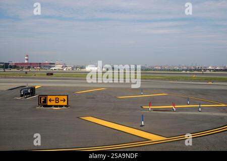 NEW YORK, États-Unis - AOÛT 29 2024 - vue sur l'aéroport de la Guardia depuis la cabine de l'avion avant le décollage Banque D'Images