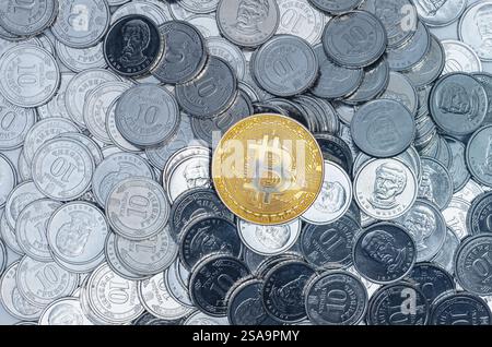 Bitcoin sur les pièces d'argent. Intégration symbolique de la crypto-monnaie dans la modernité. Fond d'argent Banque D'Images