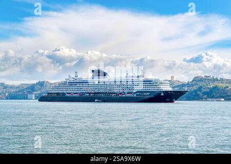 Lisbonne, Portugal - 30 octobre 2024 : bateau de croisière amarré dans le port de Lisbonne Banque D'Images
