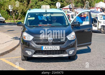 Lisbonne, Portugal - 30 octobre 2024 : taxi garé et passagers en attente Banque D'Images