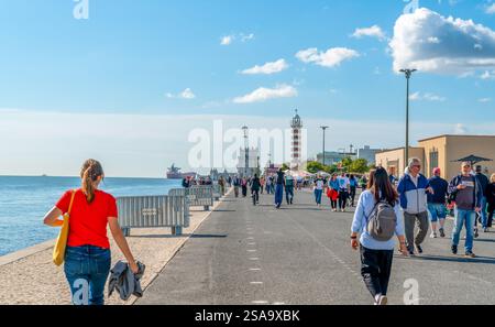 Lisbonne, Portugal - 30 octobre 2024 : touristes marchant au bord de la mer Banque D'Images