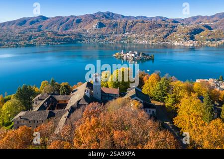 Vue aérienne du mont Sacro d'Orta et de l'île de San Giulio sur le lac d'Orta en automne. Lac Orta, province de Novara, Piémont, Italie. Banque D'Images