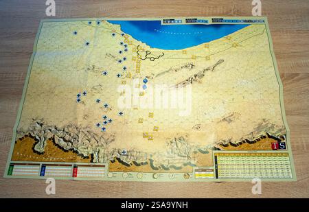 Carte de Wargaming avec des pièces de jeu. Carte de l'Afrique du Nord sur laquelle la campagne nord-africaine de la seconde Guerre mondiale peut être recréée. Banque D'Images