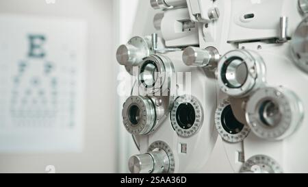 Gros plan d'un équipement d'optométrie dans une clinique moderne Banque D'Images
