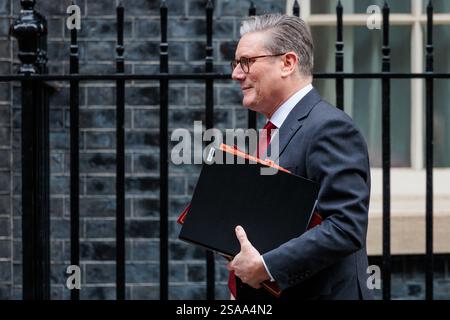 Downing Street, Londres, Royaume-Uni. 29 janvier 2025. Le premier ministre britannique, Keir Starmer, quitte le 10 Downing Street pour assister à la séance de questions du premier ministre (PMQ) à la Chambre des communes. Crédit : Amanda Rose/Alamy Live News Banque D'Images