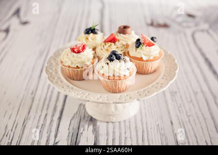 cupcakes décorés de myrtilles et de fraises sur le dessus Banque D'Images