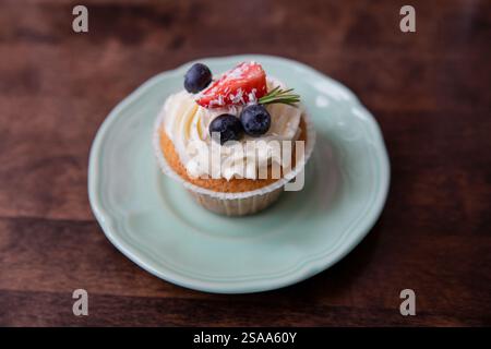 cupcake décoré de myrtilles et de fraises sur le dessus Banque D'Images