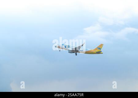 Dumaguete City, Negros Oriental, Philippines - 22 janvier 2025 : un bus Cebu Pacific Air descend pour atterrir Banque D'Images