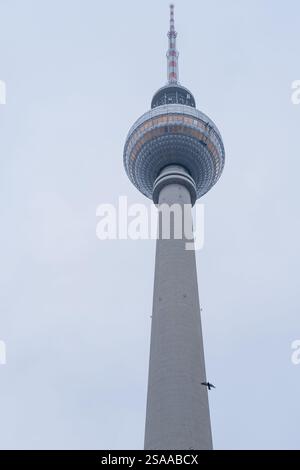 Vue de la tour de télévision de Berlin en journée et sous un ciel nuageux en hiver 2021. Banque D'Images