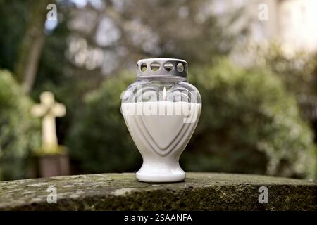 bougie de cimetière en forme de coeur sur une tombe dans le cimetière.. Image horizontale avec mise au point sélective. Banque D'Images