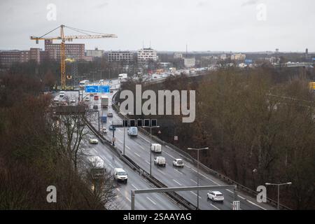 Berlin, Allemagne. 29 janvier 2025. Les voitures circulent sur l'autoroute A100. Crédit : Sebastian Gollnow/dpa/Alamy Live News Banque D'Images