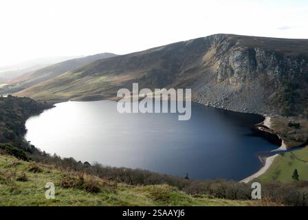 Lough Tay , Comté de Wicklow, Irlande. Le lac et la plage ont été utilisés dans le tournage de parties de la série télévisée Viking. La montagne dans le dos est Tonlegee. Banque D'Images