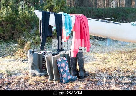 Un quad d'aviron est assis sur un remblai après une séance d'entraînement. Banque D'Images