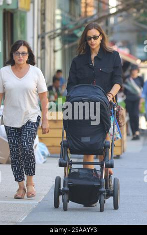 La mannequin Irina Shayk et sa mère Olga Shaykhlislamova emmènent sa fille Lea de Seine Shayk Cooper pour une promenade dans le West Village le 15 juillet 2019 à New York Banque D'Images