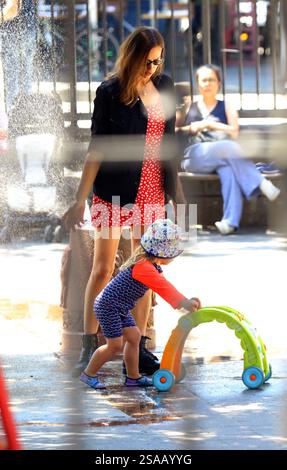 La mannequin Irina Shayk joue avec sa fille Lea de Seine Shayk Cooper dans une aire de jeux du West Village le 15 juillet 2019 à New York Banque D'Images