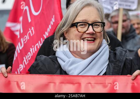 Londres, Royaume-Uni. 29 janvier 2025. Les chauffeurs de bus et les membres de Unite et d'autres organisations défilent le long de Whitehall à Westminster avec des pancartes et des banderoles, se rassemblant dans une manifestation pour la sécurité des chauffeurs de bus, y compris des conditions de travail plus sûres, un meilleur accès aux toilettes, des horaires plus justes et de meilleures pauses de repos, afin de réduire la fatigue et le stress des chauffeurs. Crédit : Imageplotter/Alamy Live News Banque D'Images