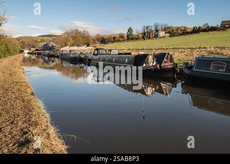 Bateaux étroits amarrés le long des installations Snaygills Boats sur le canal Leeds & Liverpool près de Skipton....possiblement amarrages d'hiver... Étant janvier. Banque D'Images