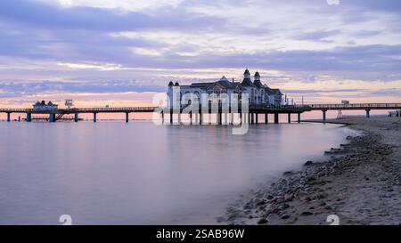 Sellin, Allemagne - 8 juillet 2024 : la jetée de Sellin au lever du soleil en été, ciel nuageux coloré Banque D'Images