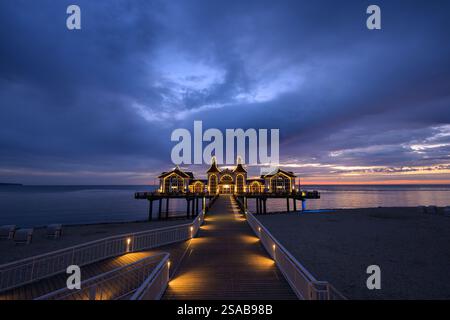 Sellin, Allemagne - 8 juillet 2024 : la jetée de Sellin avant le lever du soleil en été, ciel nuageux coloré, heure bleue Banque D'Images